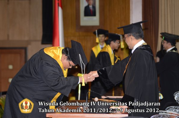 wisuda-unpad-gel-iv-2011_2012-fakultas-ilmu-komunikasi-oleh-rektor-108