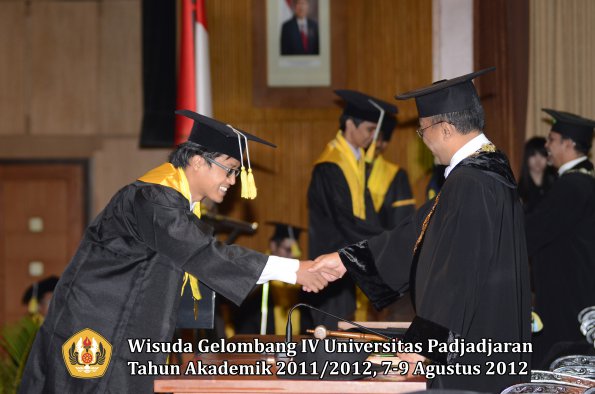 wisuda-unpad-gel-iv-2011_2012-fakultas-ilmu-komunikasi-oleh-rektor-109