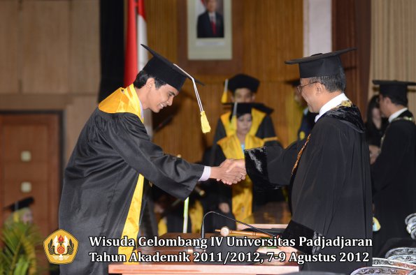 wisuda-unpad-gel-iv-2011_2012-fakultas-ilmu-komunikasi-oleh-rektor-110