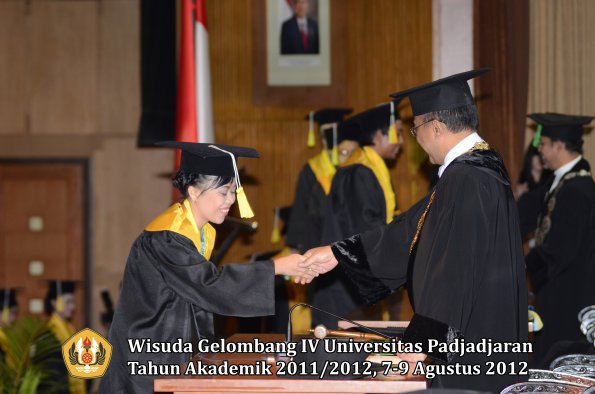 wisuda-unpad-gel-iv-2011_2012-fakultas-ilmu-komunikasi-oleh-rektor-111