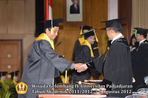 wisuda-unpad-gel-iv-2011_2012-fakultas-ilmu-komunikasi-oleh-rektor-112