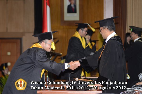 wisuda-unpad-gel-iv-2011_2012-fakultas-ilmu-komunikasi-oleh-rektor-113