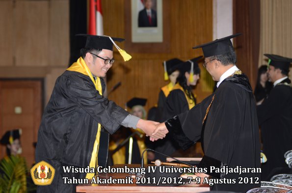 wisuda-unpad-gel-iv-2011_2012-fakultas-ilmu-komunikasi-oleh-rektor-114