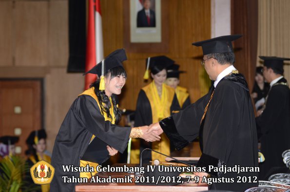 wisuda-unpad-gel-iv-2011_2012-fakultas-ilmu-komunikasi-oleh-rektor-115