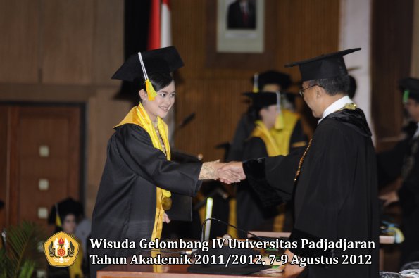 wisuda-unpad-gel-iv-2011_2012-fakultas-ilmu-komunikasi-oleh-rektor-116