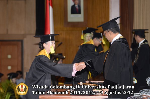 wisuda-unpad-gel-iv-2011_2012-fakultas-ilmu-komunikasi-oleh-rektor-117