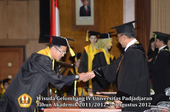 wisuda-unpad-gel-iv-2011_2012-fakultas-ilmu-komunikasi-oleh-rektor-118