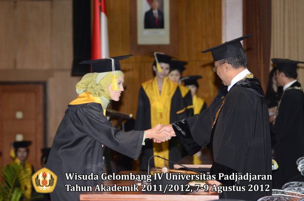 wisuda-unpad-gel-iv-2011_2012-fakultas-ilmu-komunikasi-oleh-rektor-119