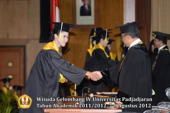 wisuda-unpad-gel-iv-2011_2012-fakultas-ilmu-komunikasi-oleh-rektor-120