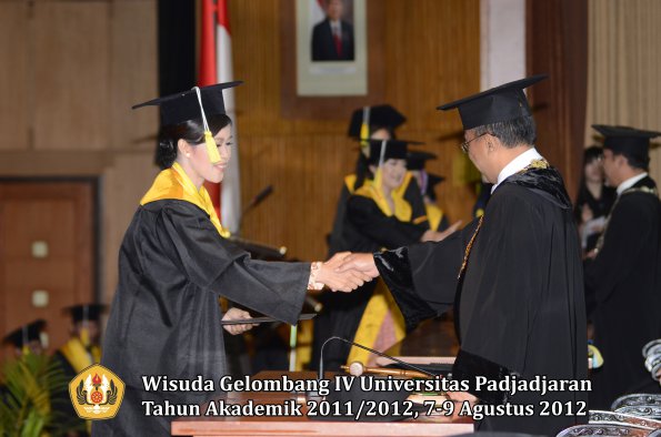 wisuda-unpad-gel-iv-2011_2012-fakultas-ilmu-komunikasi-oleh-rektor-121