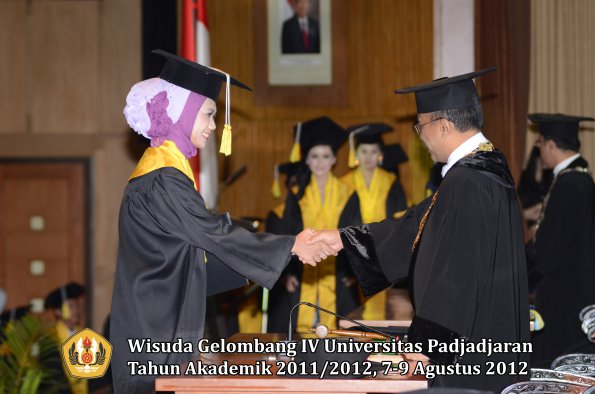 wisuda-unpad-gel-iv-2011_2012-fakultas-ilmu-komunikasi-oleh-rektor-124