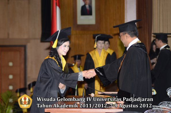 wisuda-unpad-gel-iv-2011_2012-fakultas-ilmu-komunikasi-oleh-rektor-125