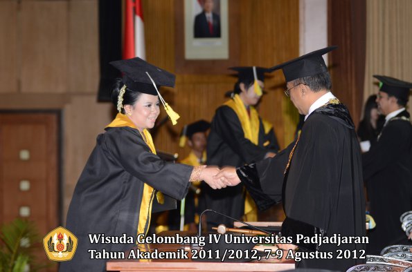 wisuda-unpad-gel-iv-2011_2012-fakultas-ilmu-komunikasi-oleh-rektor-127