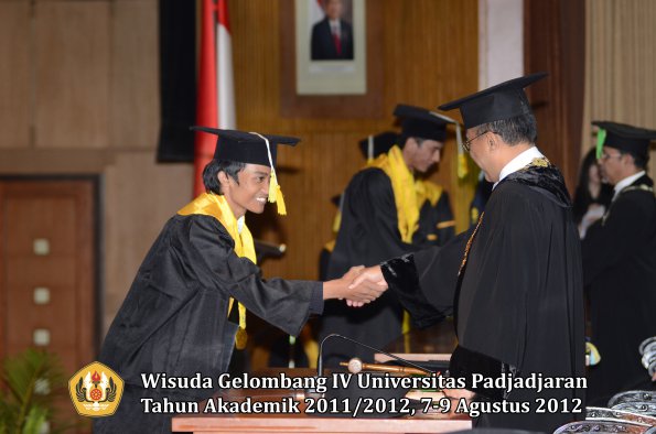 wisuda-unpad-gel-iv-2011_2012-fakultas-ilmu-komunikasi-oleh-rektor-129