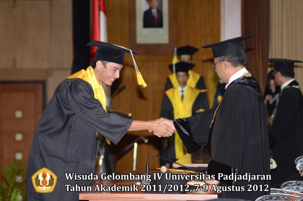 wisuda-unpad-gel-iv-2011_2012-fakultas-ilmu-komunikasi-oleh-rektor-130