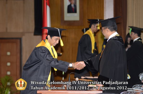 wisuda-unpad-gel-iv-2011_2012-fakultas-ilmu-komunikasi-oleh-rektor-131