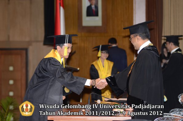 wisuda-unpad-gel-iv-2011_2012-fakultas-ilmu-komunikasi-oleh-rektor-133