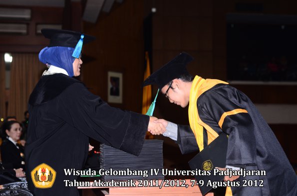 wisuda-unpad-gel-iv-2011_2012-fakultas-pik-oleh-dekan-001