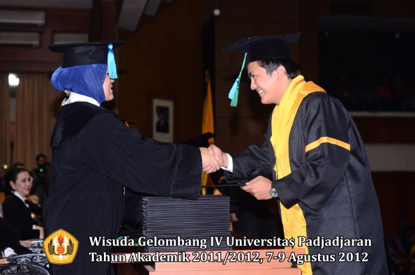 wisuda-unpad-gel-iv-2011_2012-fakultas-pik-oleh-dekan-002