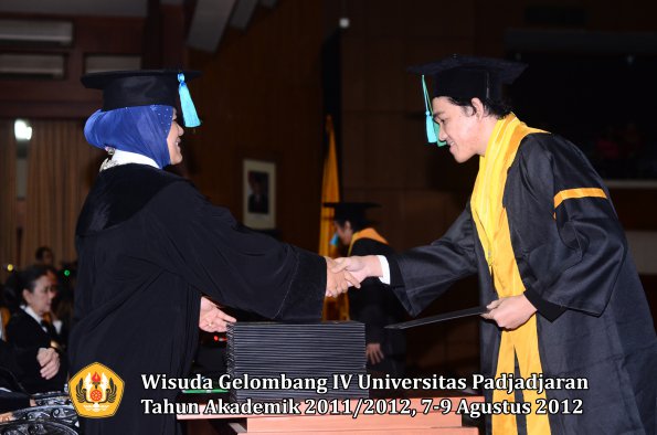 wisuda-unpad-gel-iv-2011_2012-fakultas-pik-oleh-dekan-007