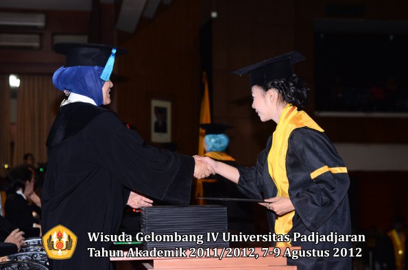 wisuda-unpad-gel-iv-2011_2012-fakultas-pik-oleh-dekan-012