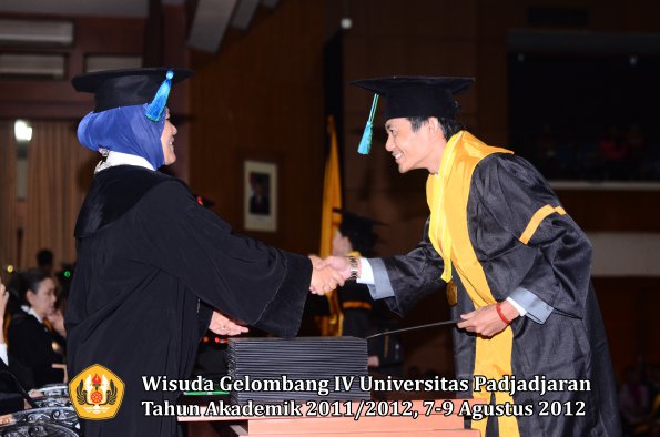 wisuda-unpad-gel-iv-2011_2012-fakultas-pik-oleh-dekan-015