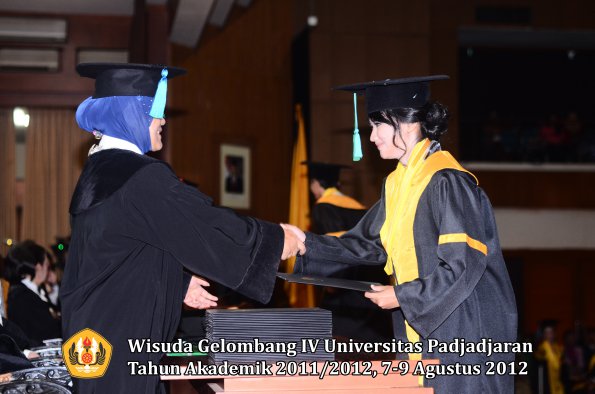 wisuda-unpad-gel-iv-2011_2012-fakultas-pik-oleh-dekan-018