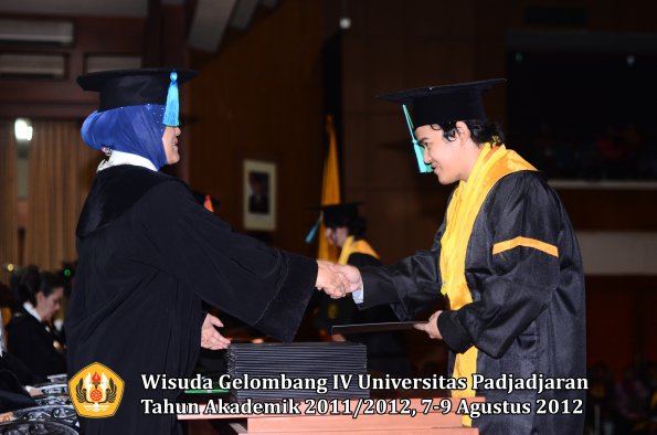 wisuda-unpad-gel-iv-2011_2012-fakultas-pik-oleh-dekan-019