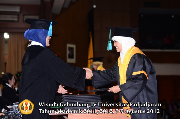 wisuda-unpad-gel-iv-2011_2012-fakultas-pik-oleh-dekan-021