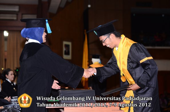 wisuda-unpad-gel-iv-2011_2012-fakultas-pik-oleh-dekan-022