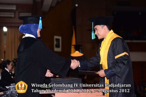 wisuda-unpad-gel-iv-2011_2012-fakultas-pik-oleh-dekan-023