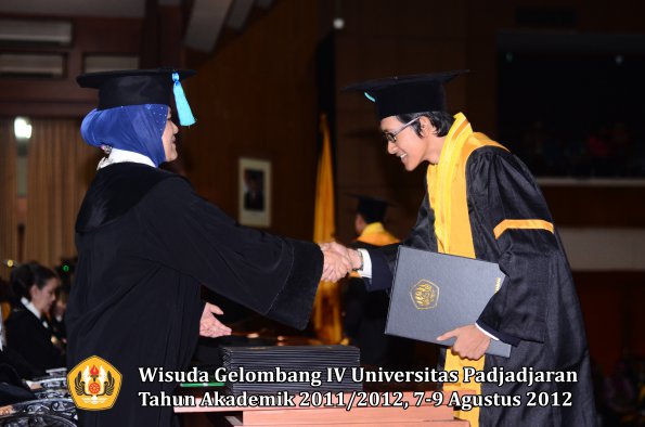 wisuda-unpad-gel-iv-2011_2012-fakultas-pik-oleh-dekan-024