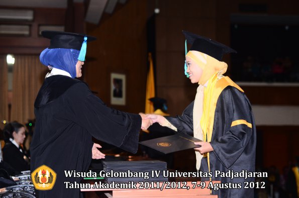 wisuda-unpad-gel-iv-2011_2012-fakultas-pik-oleh-dekan-025