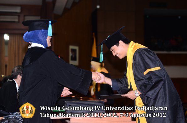 wisuda-unpad-gel-iv-2011_2012-fakultas-pik-oleh-dekan-026