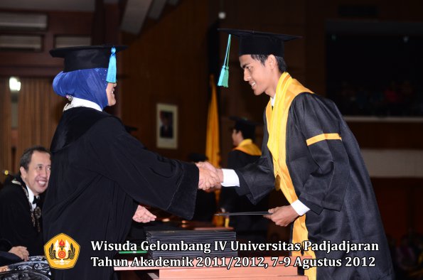 wisuda-unpad-gel-iv-2011_2012-fakultas-pik-oleh-dekan-027