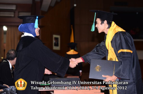 wisuda-unpad-gel-iv-2011_2012-fakultas-pik-oleh-dekan-028