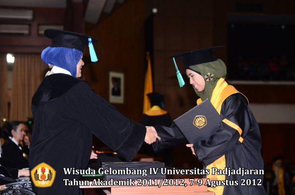 wisuda-unpad-gel-iv-2011_2012-fakultas-pik-oleh-dekan-029