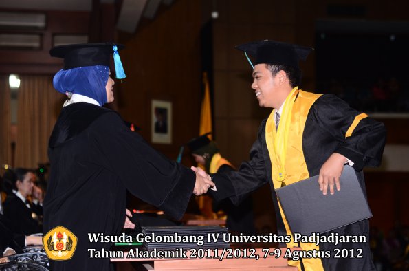 wisuda-unpad-gel-iv-2011_2012-fakultas-pik-oleh-dekan-030