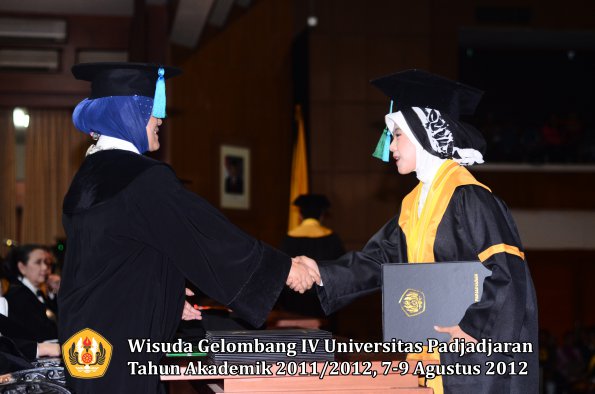 wisuda-unpad-gel-iv-2011_2012-fakultas-pik-oleh-dekan-031