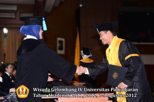 wisuda-unpad-gel-iv-2011_2012-fakultas-pik-oleh-dekan-032