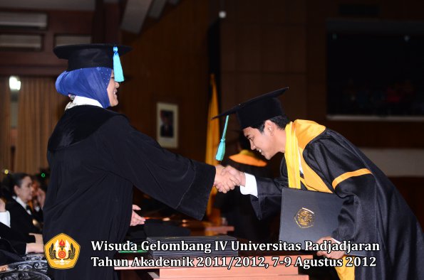 wisuda-unpad-gel-iv-2011_2012-fakultas-pik-oleh-dekan-033