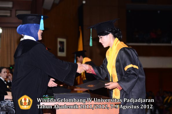 wisuda-unpad-gel-iv-2011_2012-fakultas-pik-oleh-dekan-034