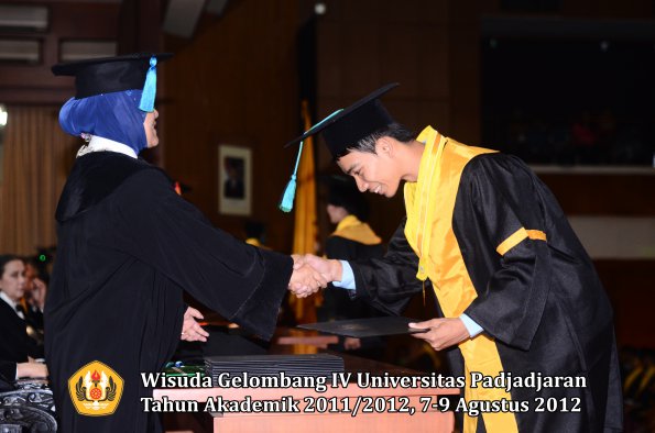 wisuda-unpad-gel-iv-2011_2012-fakultas-pik-oleh-dekan-035