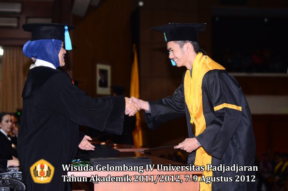 wisuda-unpad-gel-iv-2011_2012-fakultas-pik-oleh-dekan-036