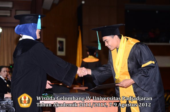 wisuda-unpad-gel-iv-2011_2012-fakultas-pik-oleh-dekan-037