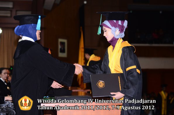 wisuda-unpad-gel-iv-2011_2012-fakultas-pik-oleh-dekan-038