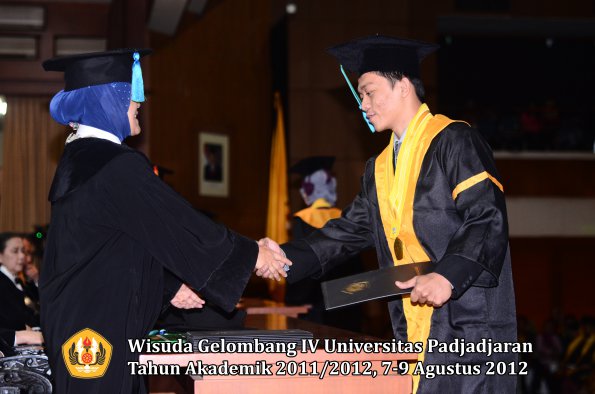 wisuda-unpad-gel-iv-2011_2012-fakultas-pik-oleh-dekan-039