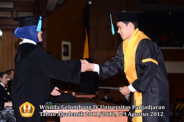 wisuda-unpad-gel-iv-2011_2012-fakultas-pik-oleh-dekan-040