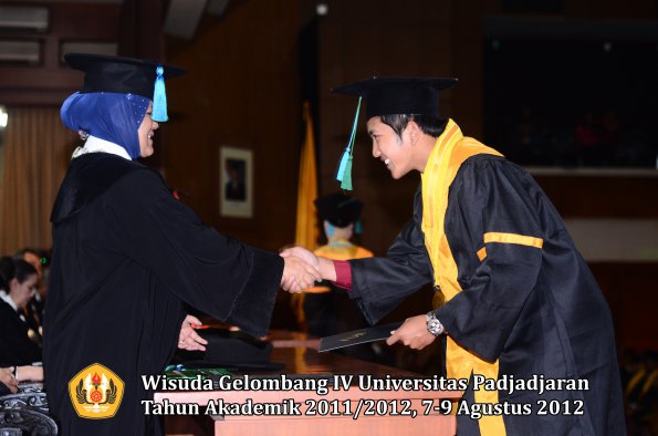 wisuda-unpad-gel-iv-2011_2012-fakultas-pik-oleh-dekan-044