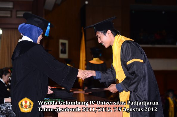 wisuda-unpad-gel-iv-2011_2012-fakultas-pik-oleh-dekan-046